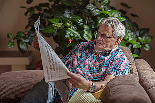 男人,64岁,读,报纸,沙发