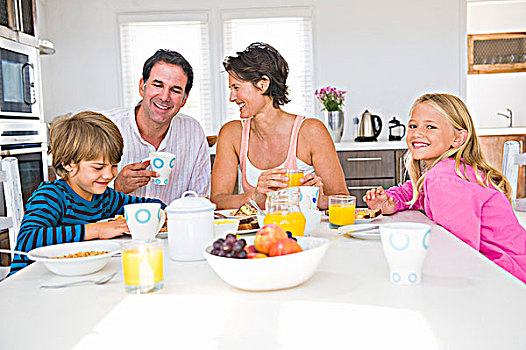 家庭,吃早餐,餐桌