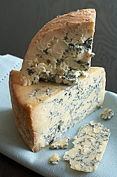 蓝纹奶酪,蓝色背景,餐巾