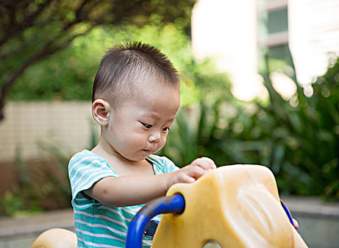 一個在玩耍的嬰兒