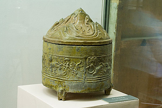 内蒙古博物馆陈列汉代兽纹黄釉陶