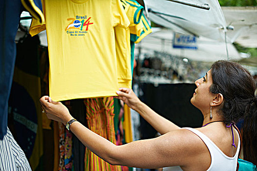 成年,女人,看,巴西人,足球衫,市场货摊,伊帕内玛,里约热内卢,巴西