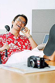 男人,衬衫,坐,办公室,打手机,翘脚,书桌