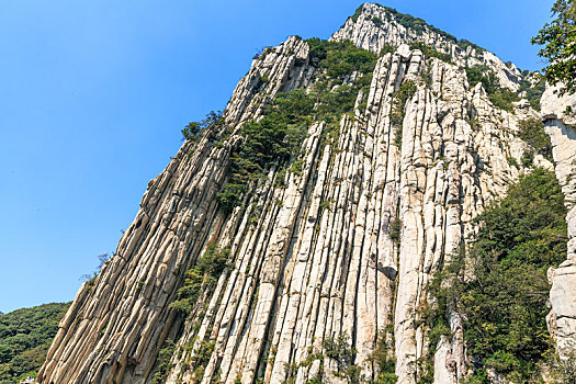 中国河南省登封市中岳嵩山悬崖峭壁自然风光