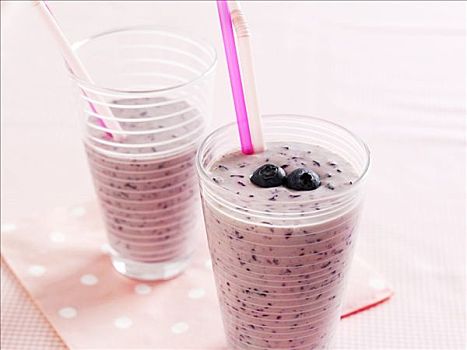 两个,玻璃杯,蓝莓,冰沙,吸管