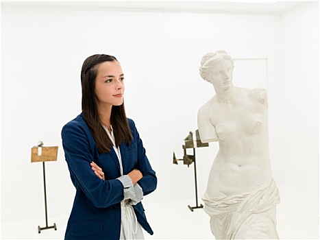 女人,博物馆,看,维纳斯,雕塑