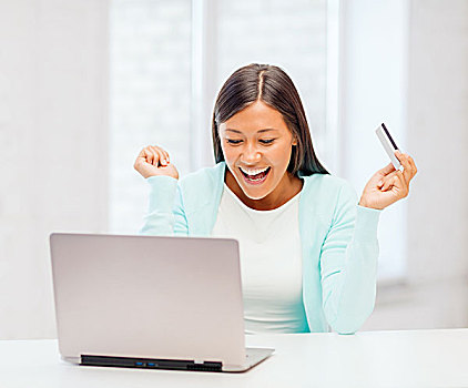 网上购物,银行,商务,办公室,高兴,人,概念,微笑,职业女性,笔记本电脑,信用卡