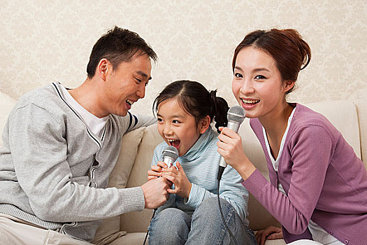 现代家庭现代家庭小女孩在唱歌人,露营家庭,唱,欢呼,生日派对男人,唱