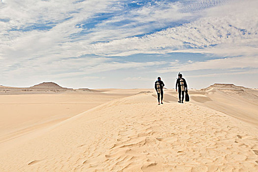 两个男人,紧身潜水衣,沙子,海洋,撒哈拉沙漠,埃及,非洲