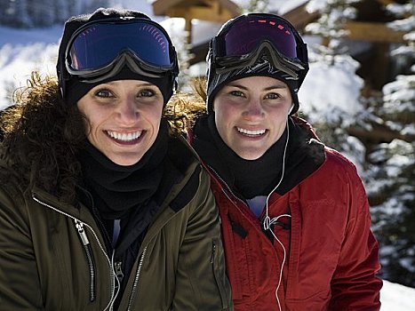 两个女人,滑雪护目镜,户外,冬天
