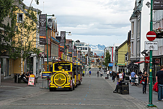挪威,特罗姆瑟,市区,北极圈,电车,观光,有轨电车,乘客,行人,街道