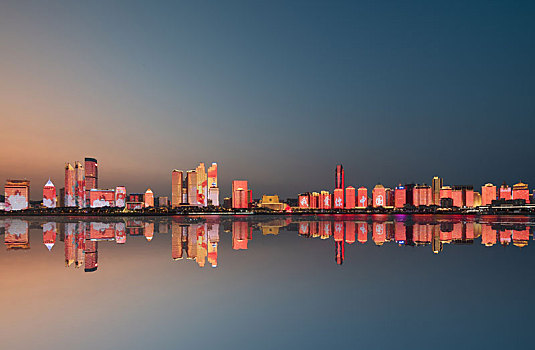 中国山东青岛海岸线灯光秀