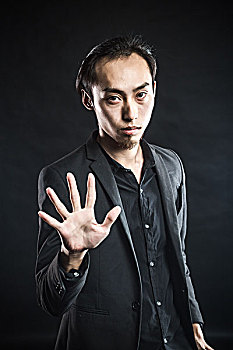 亚洲男子