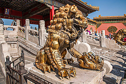 北京故宫博物院卸花园门前的一对铜狮