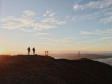 剪影,两个人,站立,山,远眺,旧金山湾,金门大桥,远景,日落