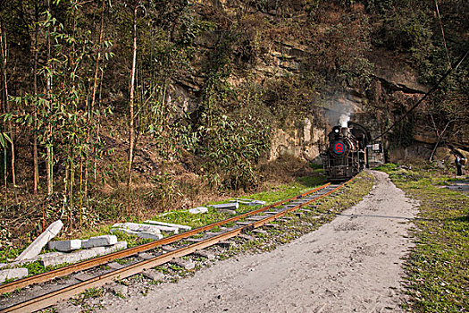 行驶在四川乐山市犍为县嘉阳小火车芭蕉沟站隧道间的小火车