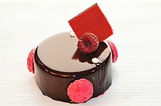 巧克力蛋糕,树莓,蛋白杏仁饼干