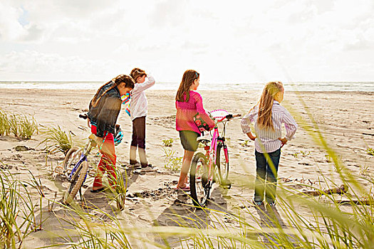 女孩,站立,自行车,海滩