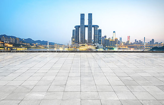 汽车广告背景,广场和城市天际线