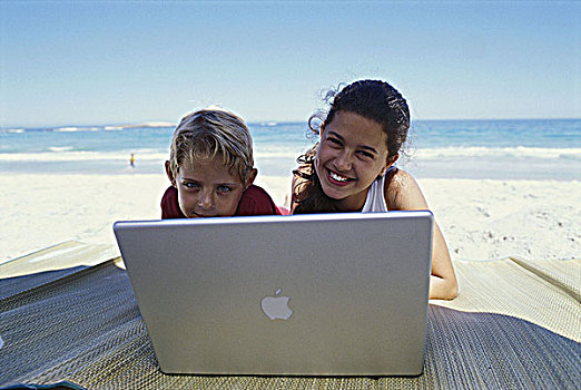 肖像,男孩,女孩,工作,笔记本电脑,海滩
