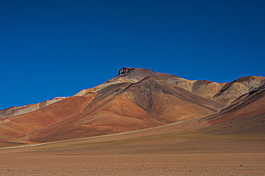 玻利维亚乌尤尼盐湖山区湖景