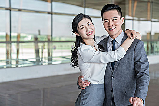 年輕情侶在機場團聚擁抱