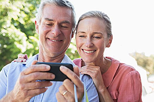 高兴,老年,夫妻,看,智能手机