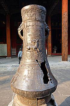 明代铸铁香炉花瓶