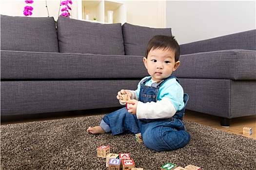 亚洲,男婴,玩,木制玩具,方形,在家