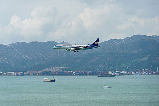 一架台湾华信航空的客机正降落在香港国际机场