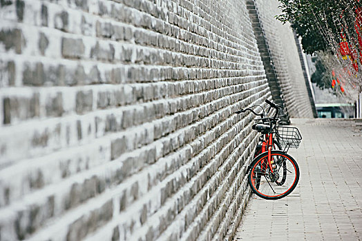城墙边自行车
