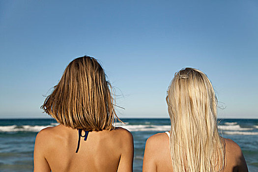 女人,并排,海滩,看,海洋,后视图