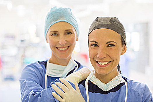头像,两个,微笑,女性,医生,穿,手术帽,手术室