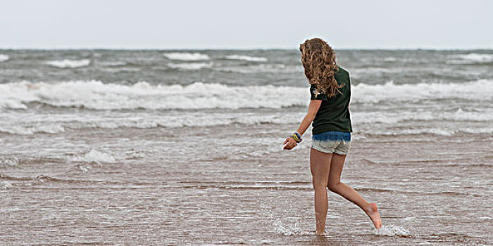 女孩,走,海滩,爱德华王子岛,加拿大