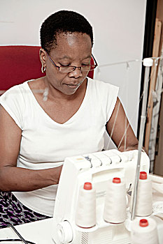 非洲妇女,工作缝纫机
