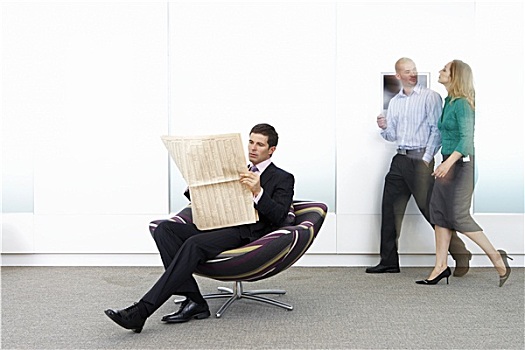 商务人士,坐,椅子,办公室,大厅,读报,同事,走,背景
