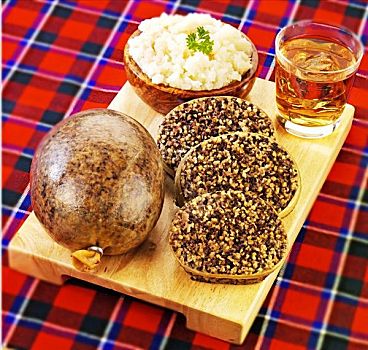 苏格兰羊杂布丁,萝卜,玻璃,威士忌酒,苏格兰