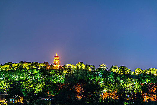 南京玄武湖鸡鸣寺夜景