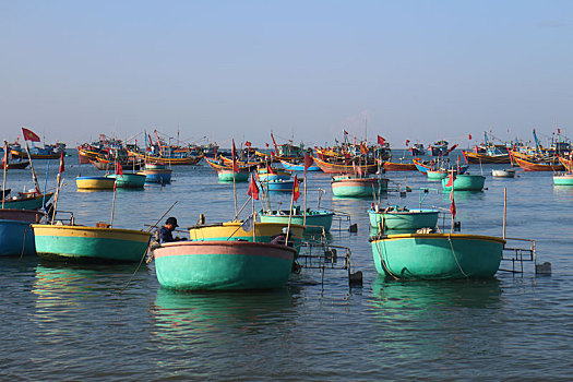越南美奈渔民出船