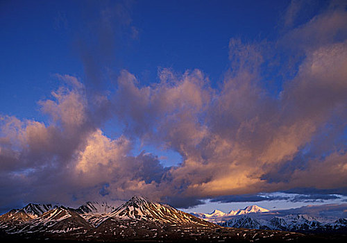 美国,阿拉斯加,德纳里峰国家公园,子夜太阳,云,上方,阿拉斯加山脉,顶峰