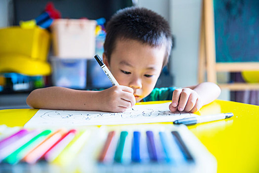 一个学前儿童在画画