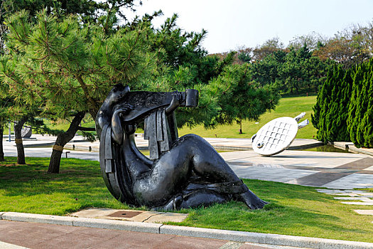 中国山东省青岛雕塑园内弹琵琶的少女塑像