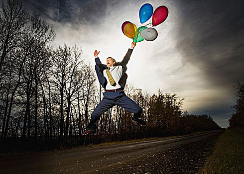 艾伯塔省,加拿大,商务人士,跳跃,空中,侧面,道路,拿着,气球