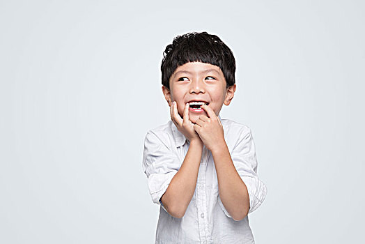 穿白色襯衫的小男孩