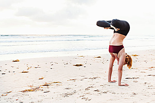 中年,女人,倒立,瑜伽姿势,海滩