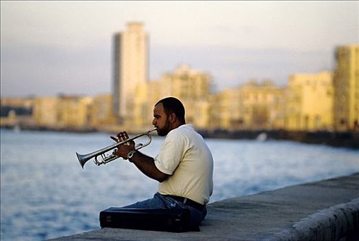演奏,喇叭,坐,海岸,墙壁,马雷贡,哈瓦那,古巴,加勒比海
