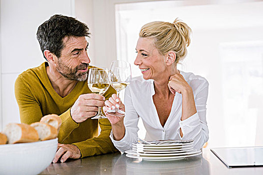 夫妻,抬起,葡萄酒杯,相互,厨房操作台