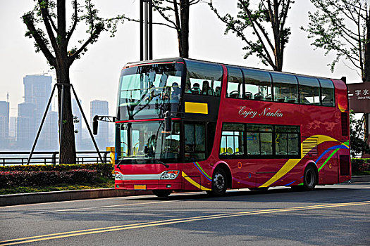 重庆南岸南滨路上的双层观光巴士车