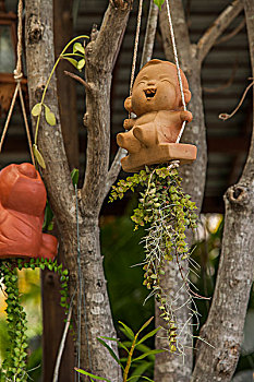 泰国清迈庭院园林中的偶塑