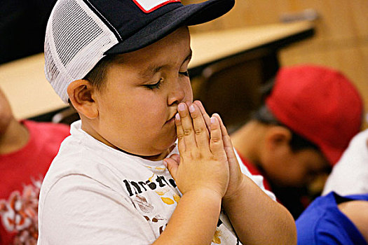 小男孩祷告头像图片